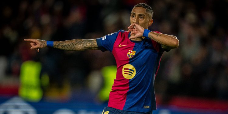 Com dois de Raphinha, Barcelona bate o Benfica e avança às quartas da Champions