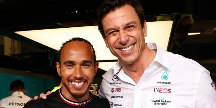 Toto revela que ficou de olho em Hamilton na estreia pela Ferrari: “Era como se tivéssemos três pilotos”