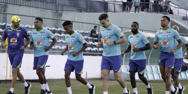 Dorival comanda primeiro treino com grupo completo em Brasília