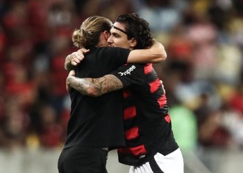 Flamengo atropela o Juventude e assume liderança do Brasileiro; Palmeiras bate o Inter