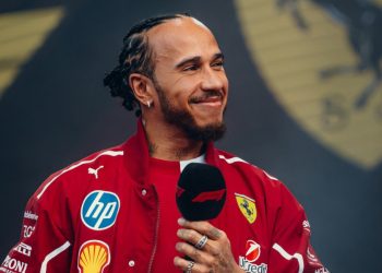Hamilton rebate críticas após desclassificação da Ferrari na China: “Tenho confiança absoluta na equipe”