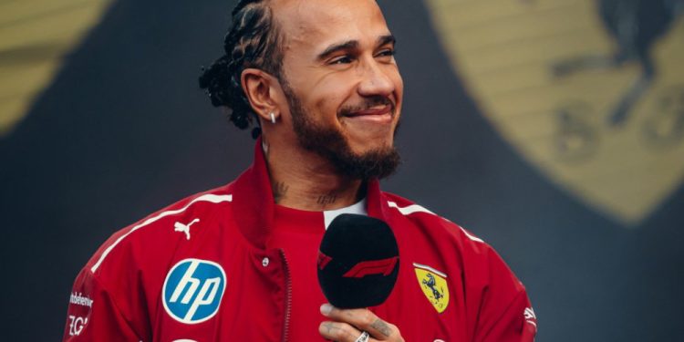 Hamilton rebate críticas após desclassificação da Ferrari na China: “Tenho confiança absoluta na equipe”