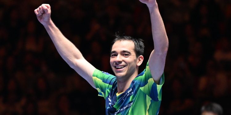 Calderano faz história, derrota líder do ranking e é campeão da Copa do Mundo