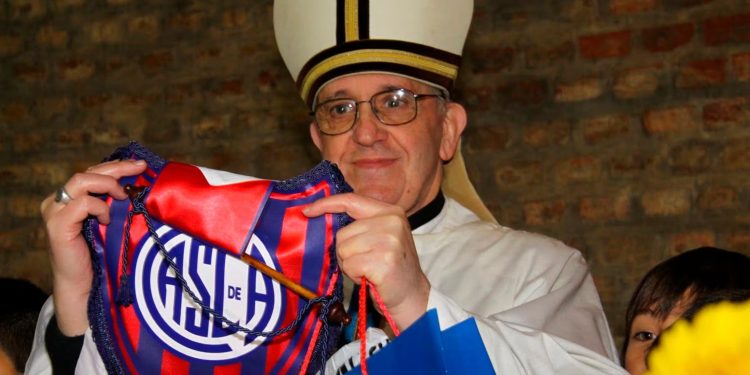 San Lorenzo presta homenagem ao papa Francisco, morto aos 88 anos