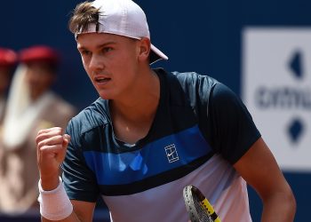 Holger Rune derrota Carlos Alcaraz e é campeão do ATP 500 de Barcelona