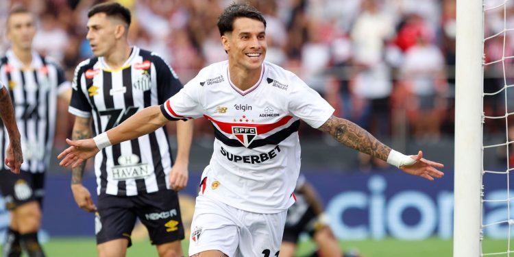 São Paulo bate o Santos e conquista primeira vitória no Brasileirão
