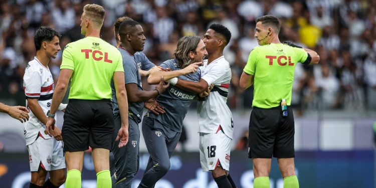 Começou o show de horrores da arbitragem do Brasileiro