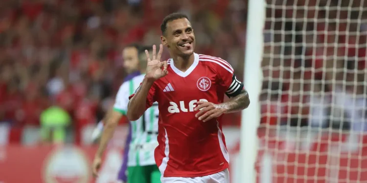 Alan Patrick brilha em vitória do Inter na Libertadores; Fortaleza x Colo-Colo é suspenso após invasão de gramado