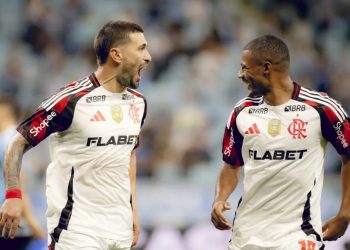 Flamengo vence Grêmio com brilho de Arrascaeta e assume a liderança do Brasileirão