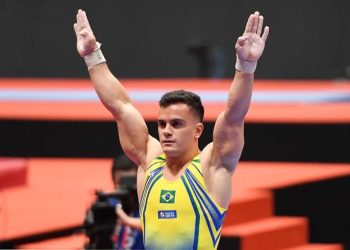 Caio Souza vai à final das barras paralelas em etapa da Copa do Mundo