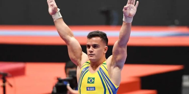 Caio Souza vai à final das barras paralelas em etapa da Copa do Mundo