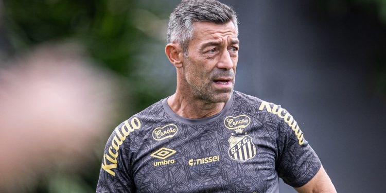 Santos anuncia demissão do técnico Pedro Caixinha