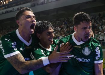 Em noite de uruguaios, Palmeiras vence clássico contra o Corinthians