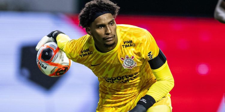 Hugo Souza tem lesão na coxa e deve desfalcar o Corinthians por quatro semanas