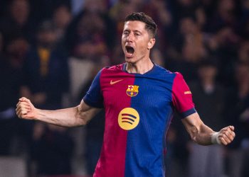 Com brilho de Raphinha e Lewandowski, Barcelona goleia Dortmund nas quartas da Champions