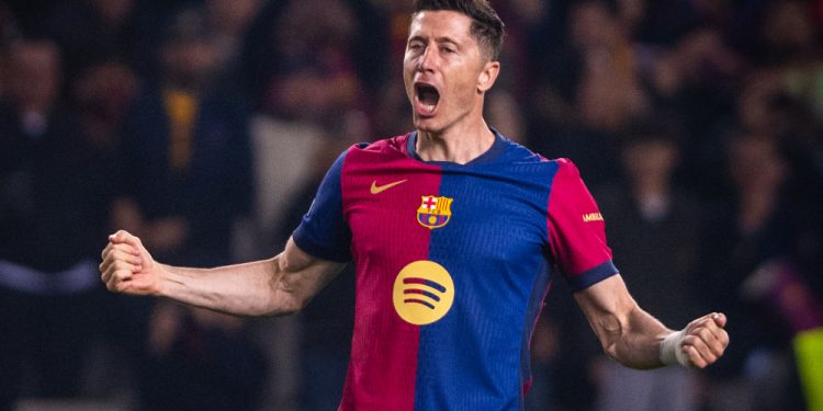 Com brilho de Raphinha e Lewandowski, Barcelona goleia Dortmund nas quartas da Champions