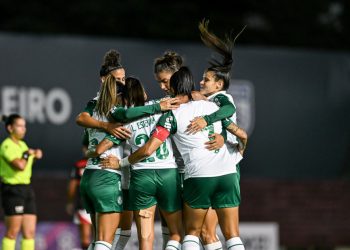 Palmeiras goleia o Flamengo e assume liderança do Brasileirão feminino