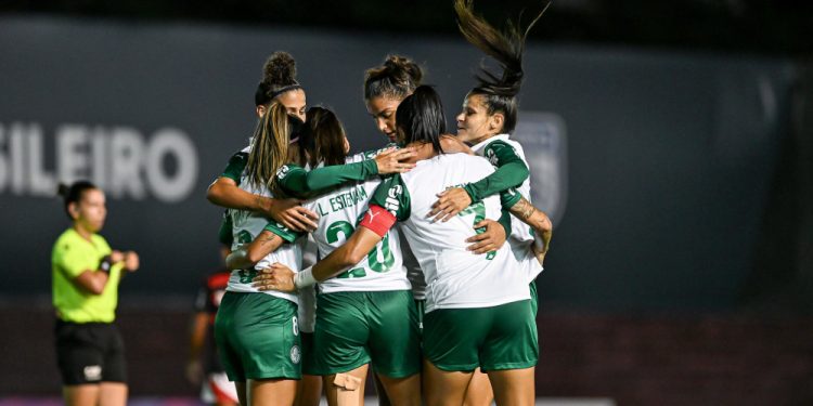 Palmeiras goleia o Flamengo e assume liderança do Brasileirão feminino