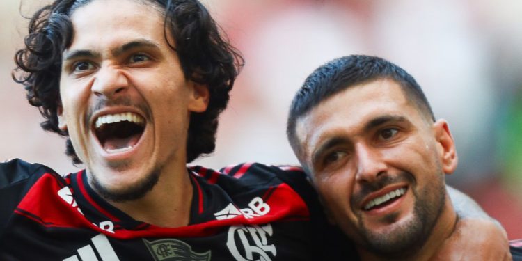 Com primeiro tempo arrasador, Flamengo goleia o Corinthians pelo Brasileirão