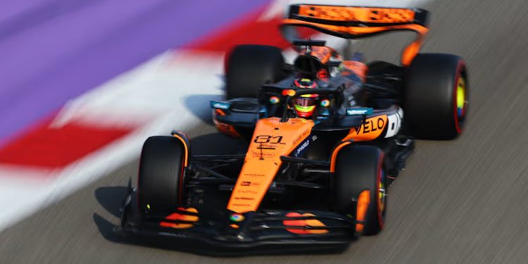 Piastri supera Russell no fim e faz a pole no Bahrein; Bortoleto larga em 18º