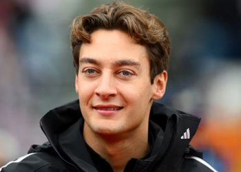 Calma, confiança e performance: Mercedes elogia postura de Russell em novo papel de líder