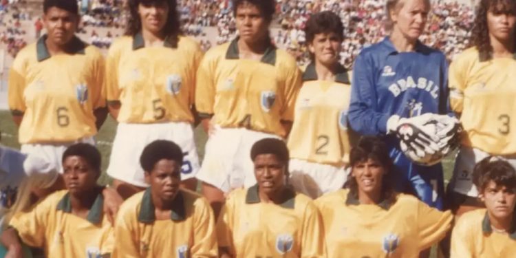 Primeira seleção feminina de futebol do Brasil é tema de documentário