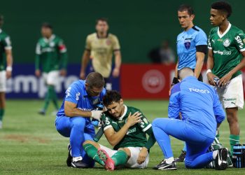 Veiga sofre luxação no ombro e deve desfalcar Palmeiras por um mês