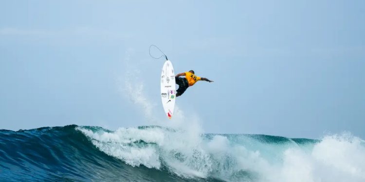 Mundial de Surfe: seis brasileiros avançam à terceira fase em El Salvador