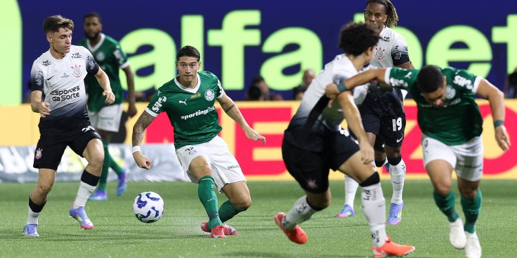 Palmeiras é punido por canto homofóbico e outras infrações em jogo com o Corinthians