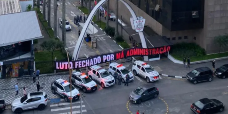 Presidente do Corinthians minimiza invasão ao CT: “Eles vieram para conversar” 