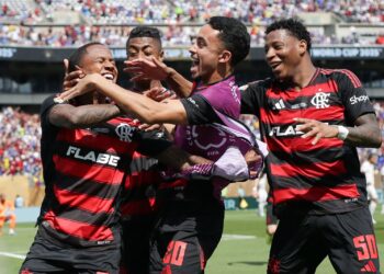 Flamengo, Fluminense, Botafogo e Palmeiras surram seus rivais locais à distância