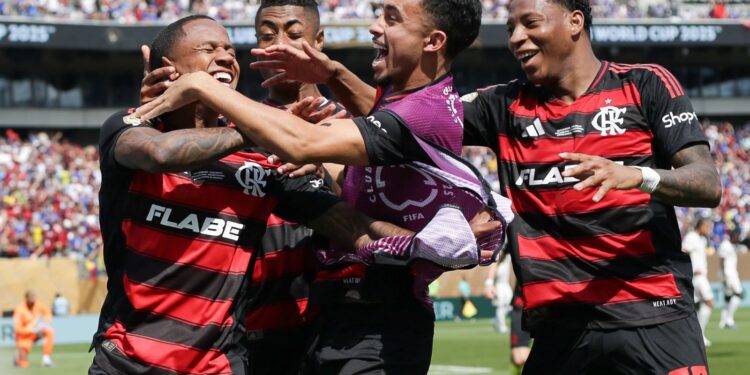 Flamengo, Fluminense, Botafogo e Palmeiras surram seus rivais locais à distância