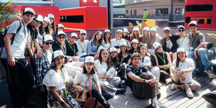 “Estamos muito orgulhosos”, diz professora sobre compromisso de Antonelli com estudos após 1º pódio