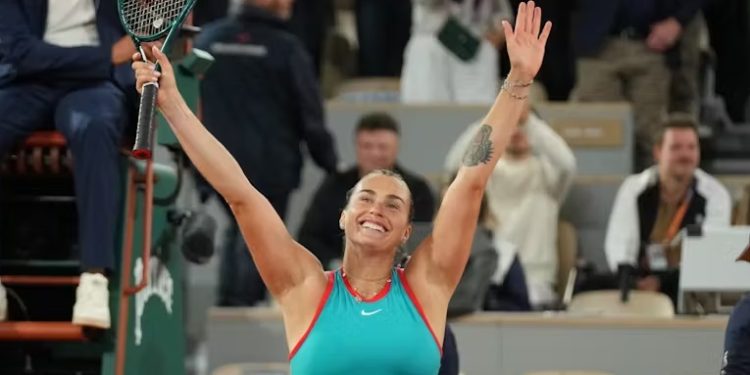 Com direito a pneu, Sabalenka bate atual campeã Swiatek e enfrenta Gauff na final de Roland Garros