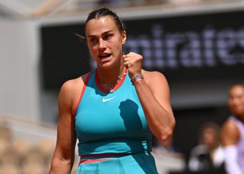 Sabalenka bate Zheng e enfrenta Swiatek na semi em Roland Garros