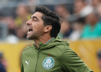 Cartão para Abel Ferreira deixa Palmeiras fora de zona de classificação às oitavas