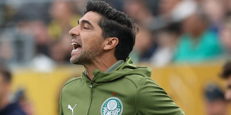 Cartão para Abel Ferreira deixa Palmeiras fora de zona de classificação às oitavas