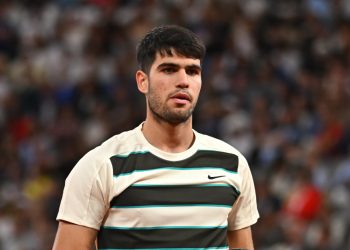 Alcaraz avança à final de Roland Garros após abandono de Musetti no quarto set