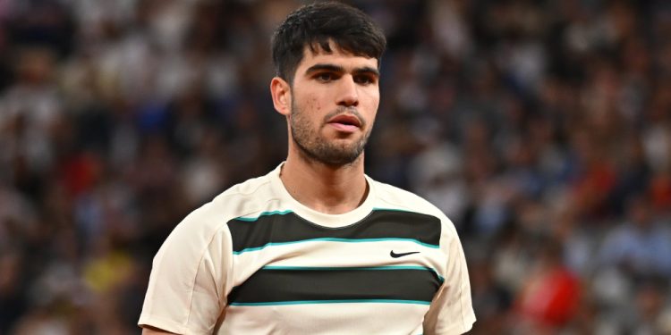 Alcaraz avança à final de Roland Garros após abandono de Musetti no quarto set