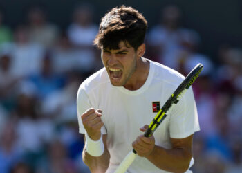 Atual bicampeão, Alcaraz bate Fognini em batalha de cinco sets na estreia em Wimbledon