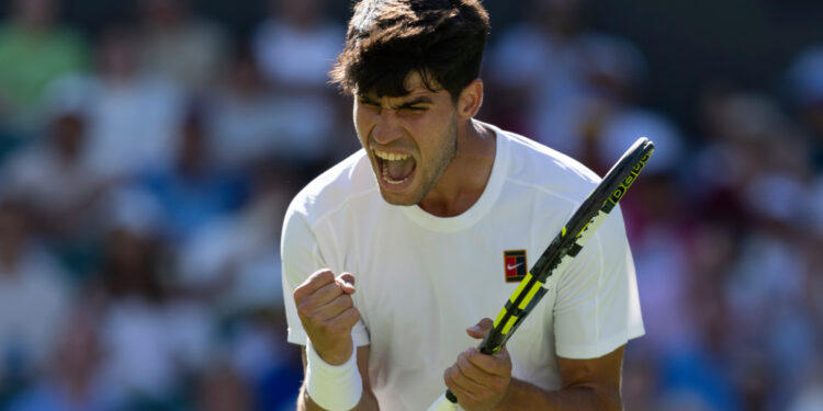 Atual bicampeão, Alcaraz bate Fognini em batalha de cinco sets na estreia em Wimbledon