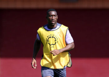 Bastos sente dores no joelho e é cortado da delegação do Botafogo