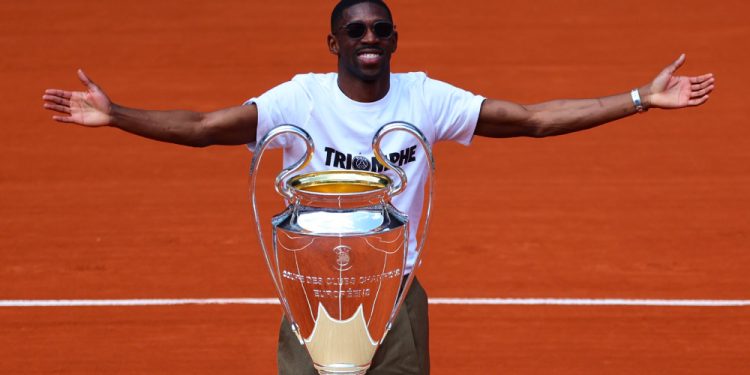 Dembélé leva taça da Liga dos Campeões à quadra central de Roland Garros