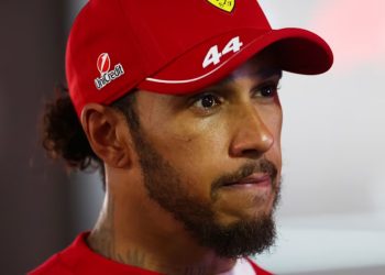 Hamilton minimiza atualizações e quer Ferrari já focada em 2026