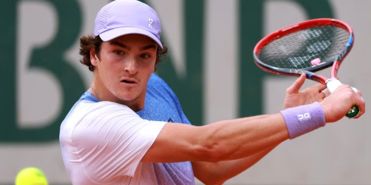 João Fonseca desperdiça match point e perde de virada na estreia em Halle