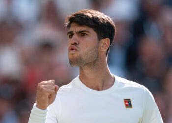 Alcaraz vence a 20ª seguida no ano e avança em Wimbledon