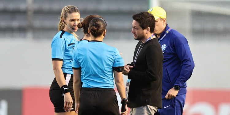 Arthur Elias cobra Conmebol por estrutura da Copa América Feminina
