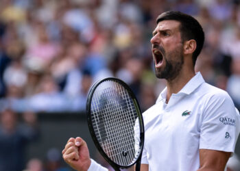Sob olhar de Federer, Djokovic bate De Minaur de virada e vai às quartas em Wimbledon