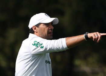 “Deixou a todos sem reação”, diz jornal português sobre comportamento de Abel Ferreira em coletiva