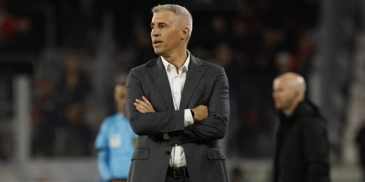 Crespo pede pés no chão após eliminação do São Paulo na Copa do Brasil